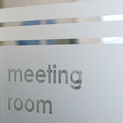 meeting room birou sablare geam