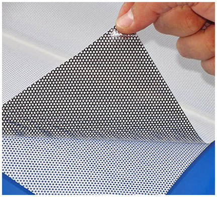 Print digital pe autocolant Window Graphics perforat, ideal pentru vitrine si geamuri de reclame